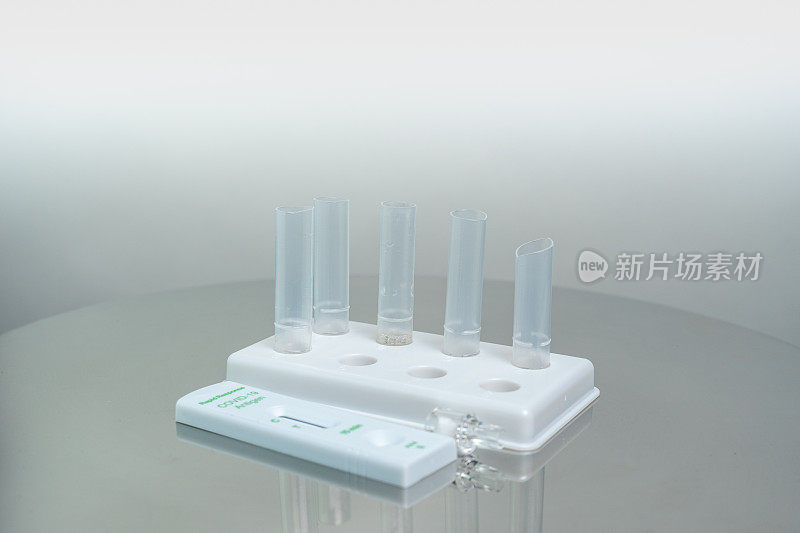 使用自检试剂盒，将鼻拭子或口拭子标本放入有试剂液的提取缓冲管中，在家中进行抗原Covid - 19快速检测。仅用于体外诊断。